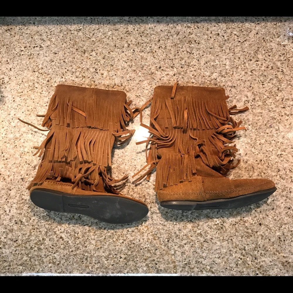 Minnetonka 3 layer fringe boots in chestnut. Sz 7